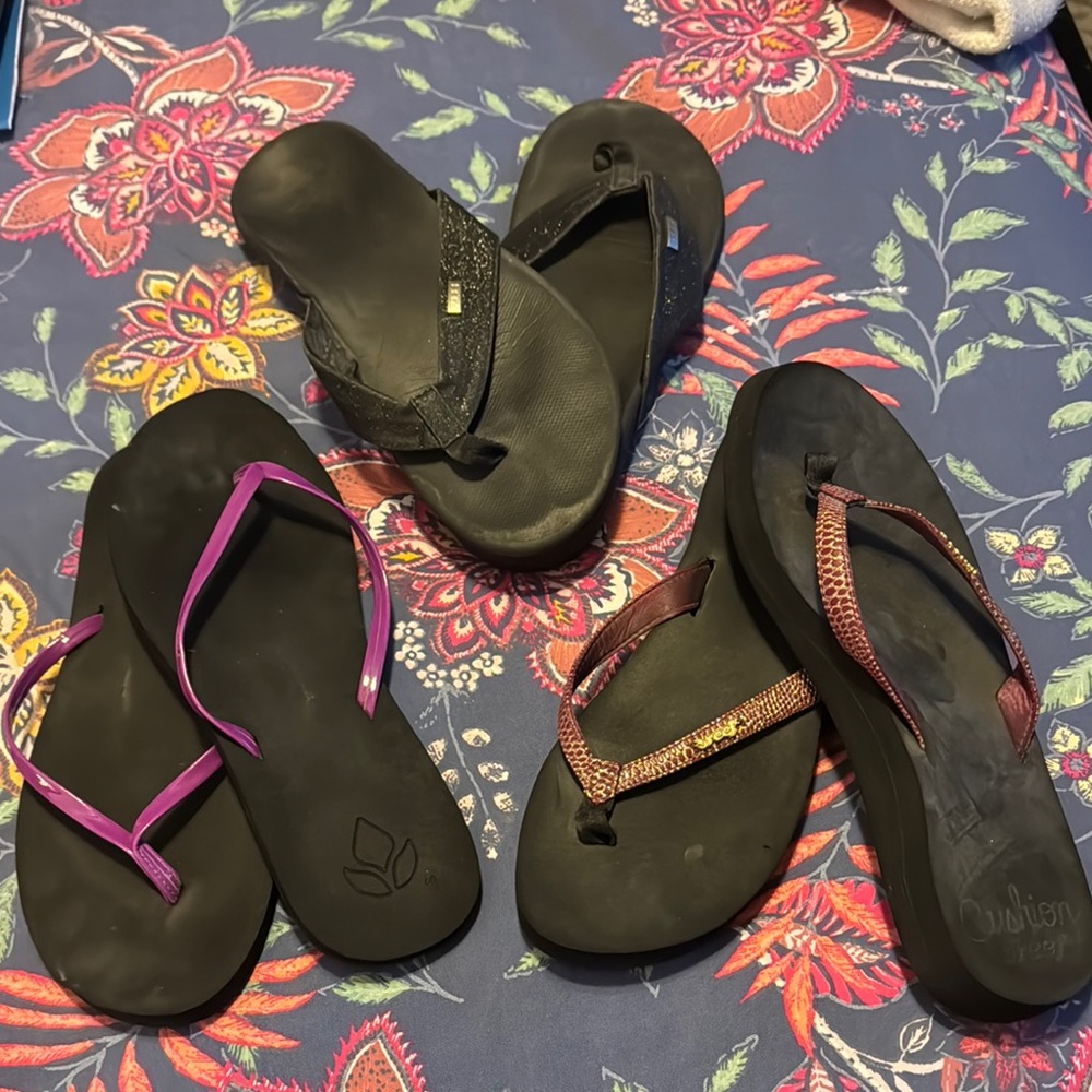 3 pairs womens Reef flip flops